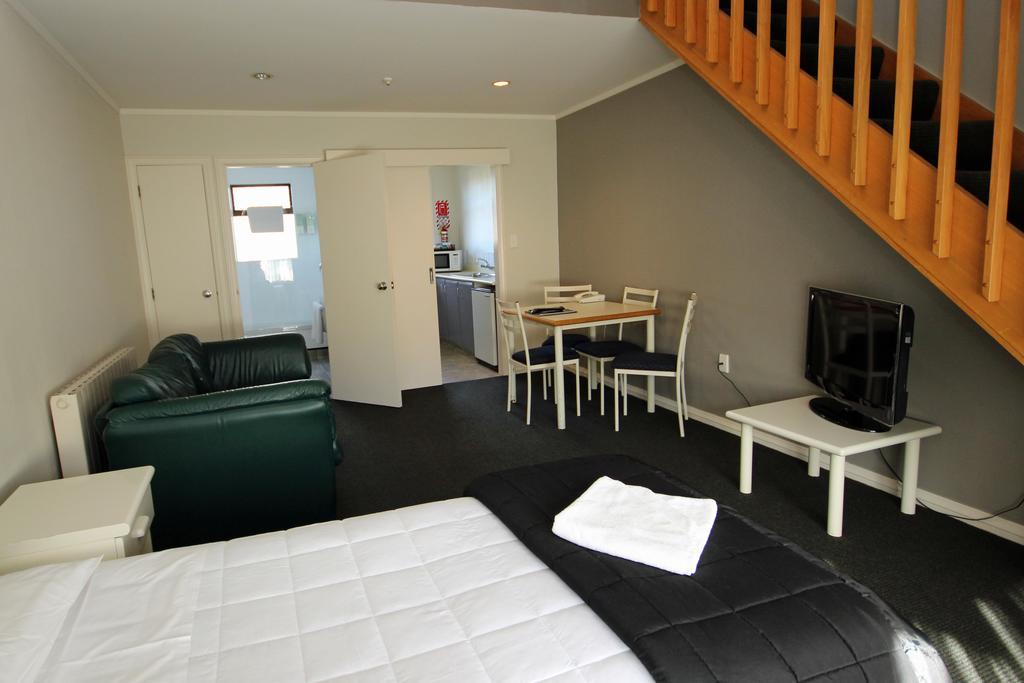 Champers Motor Inn Лоуър Хът Стая снимка