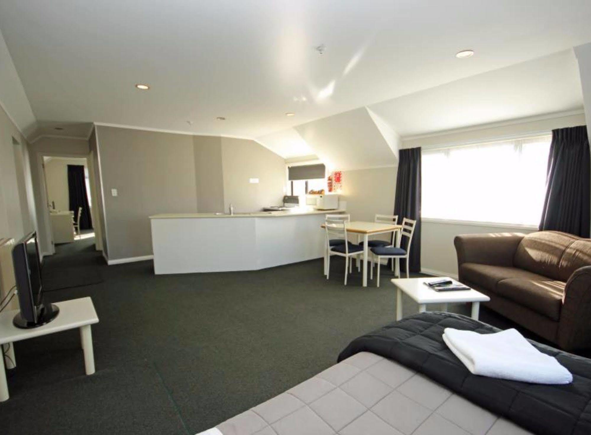 Champers Motor Inn Лоуър Хът Екстериор снимка
