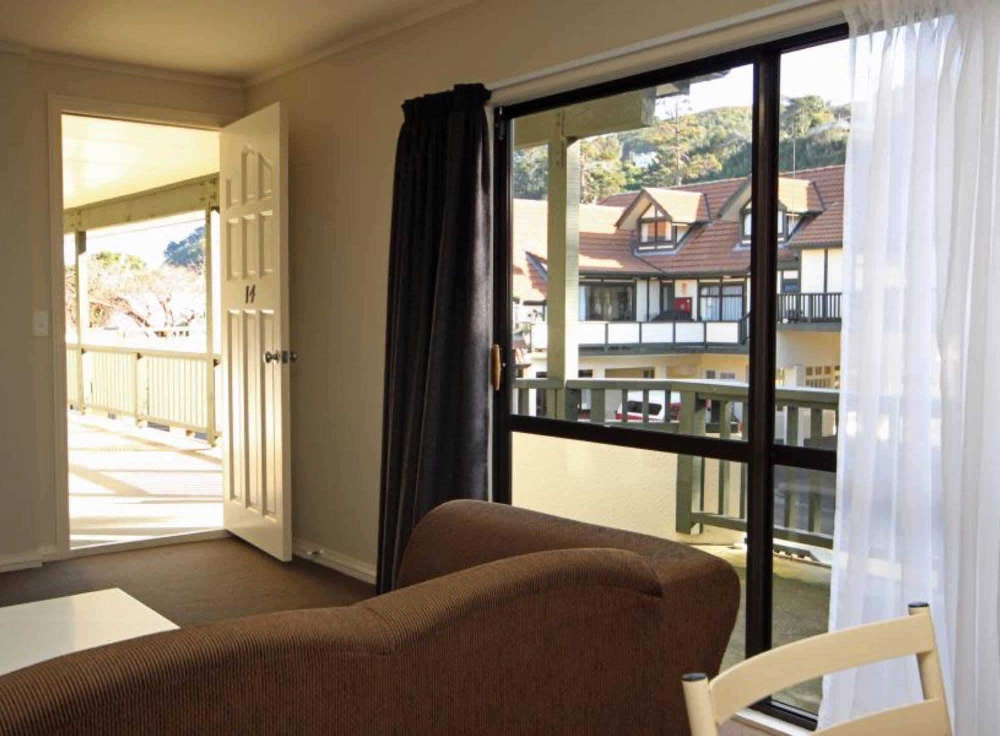Champers Motor Inn Лоуър Хът Екстериор снимка