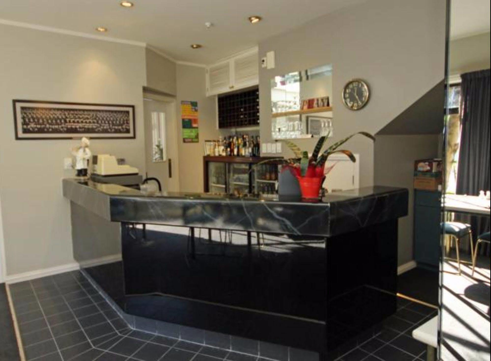 Champers Motor Inn Лоуър Хът Екстериор снимка
